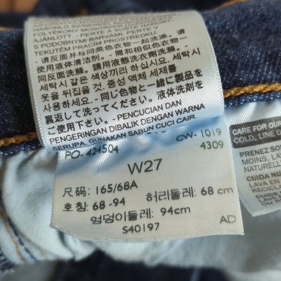 Levi’s Wedgie Skinny Raw Hem High Rise Jeans - Picture 12 of 12